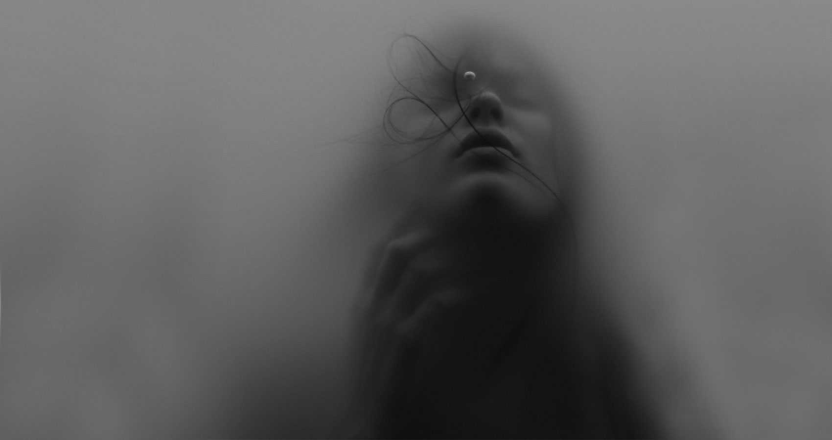 Лицо девушки в тумане