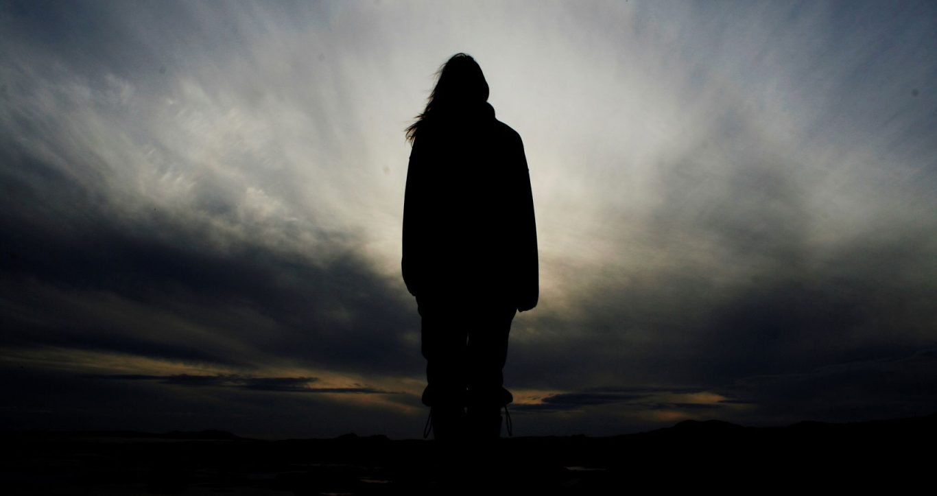 Силуэт человека в ночном городе. Человек ночью. Силуэт человека звёзды. Одиночество в ночи. Темный силуэт.