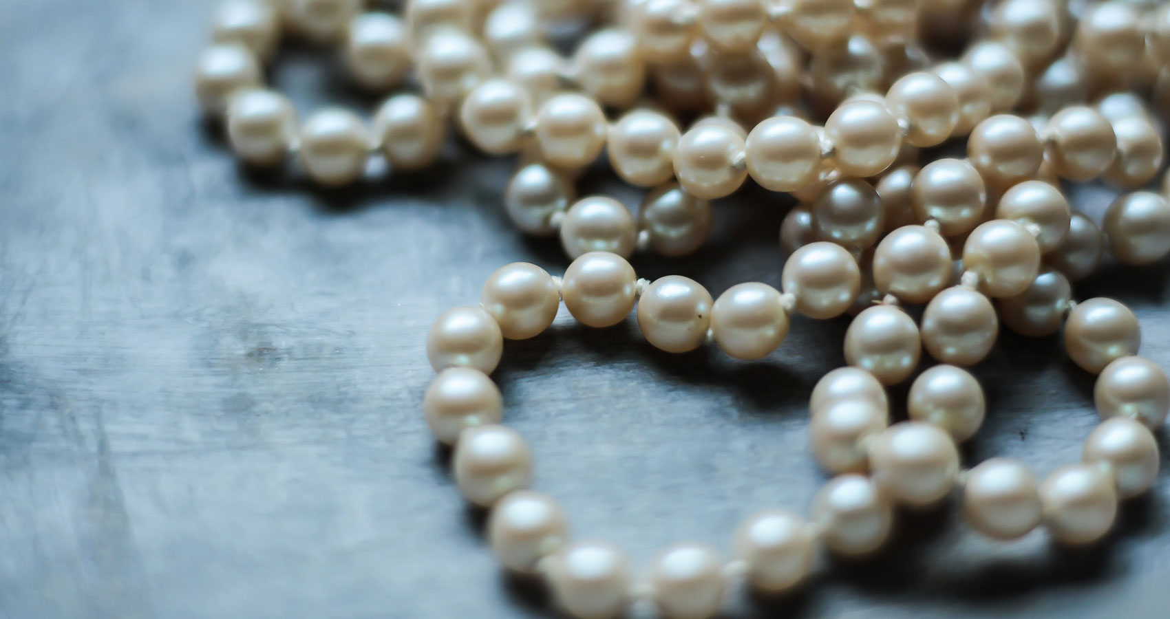 Haiku About Pearls and Pearl Divers, a haiku string written by Paweł Markiewicz at Spillwords.com