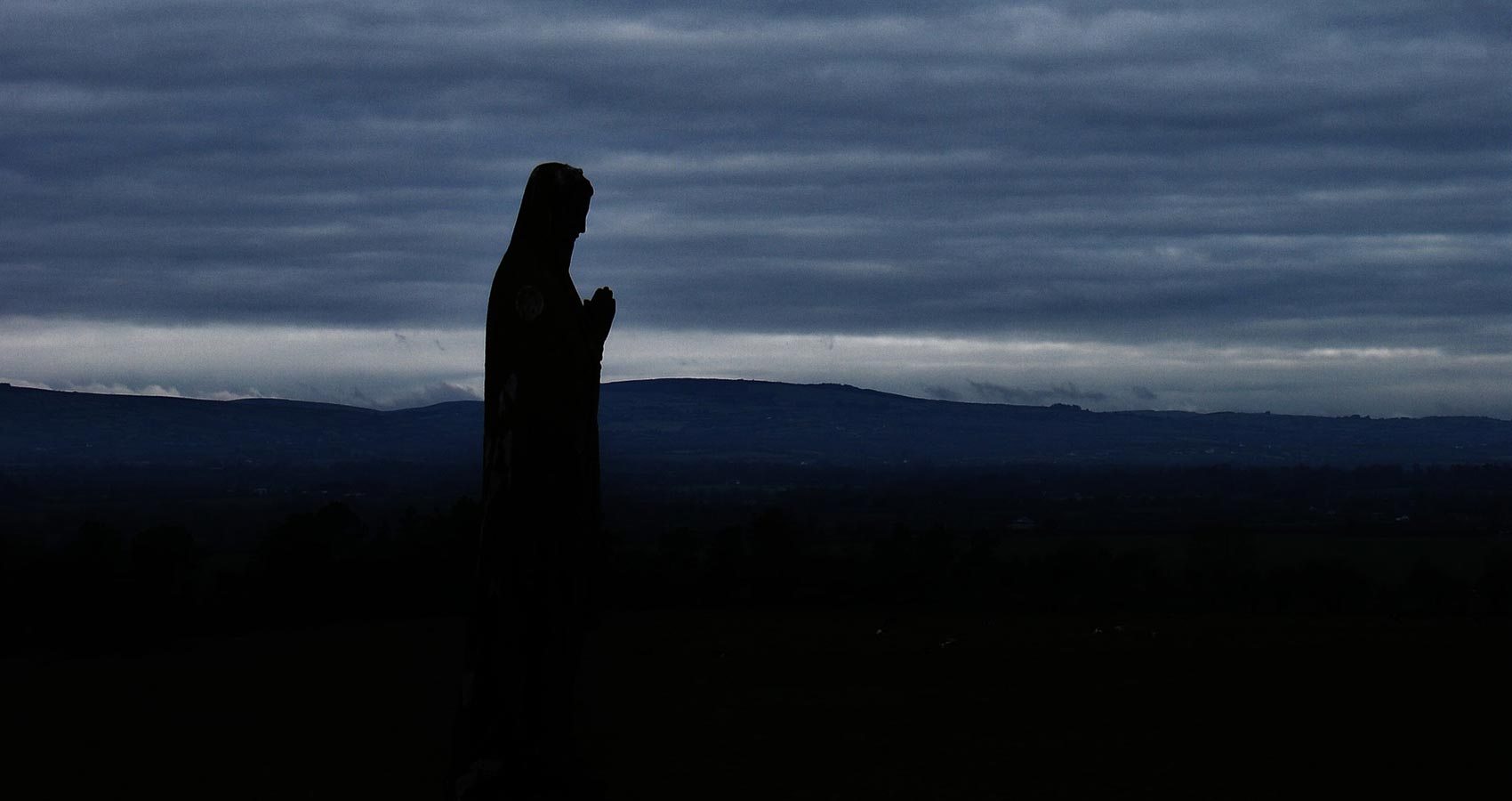 Святая дева песня. Силуэт человека молящегося на горе. Россия молится. Картинки 1210x300.