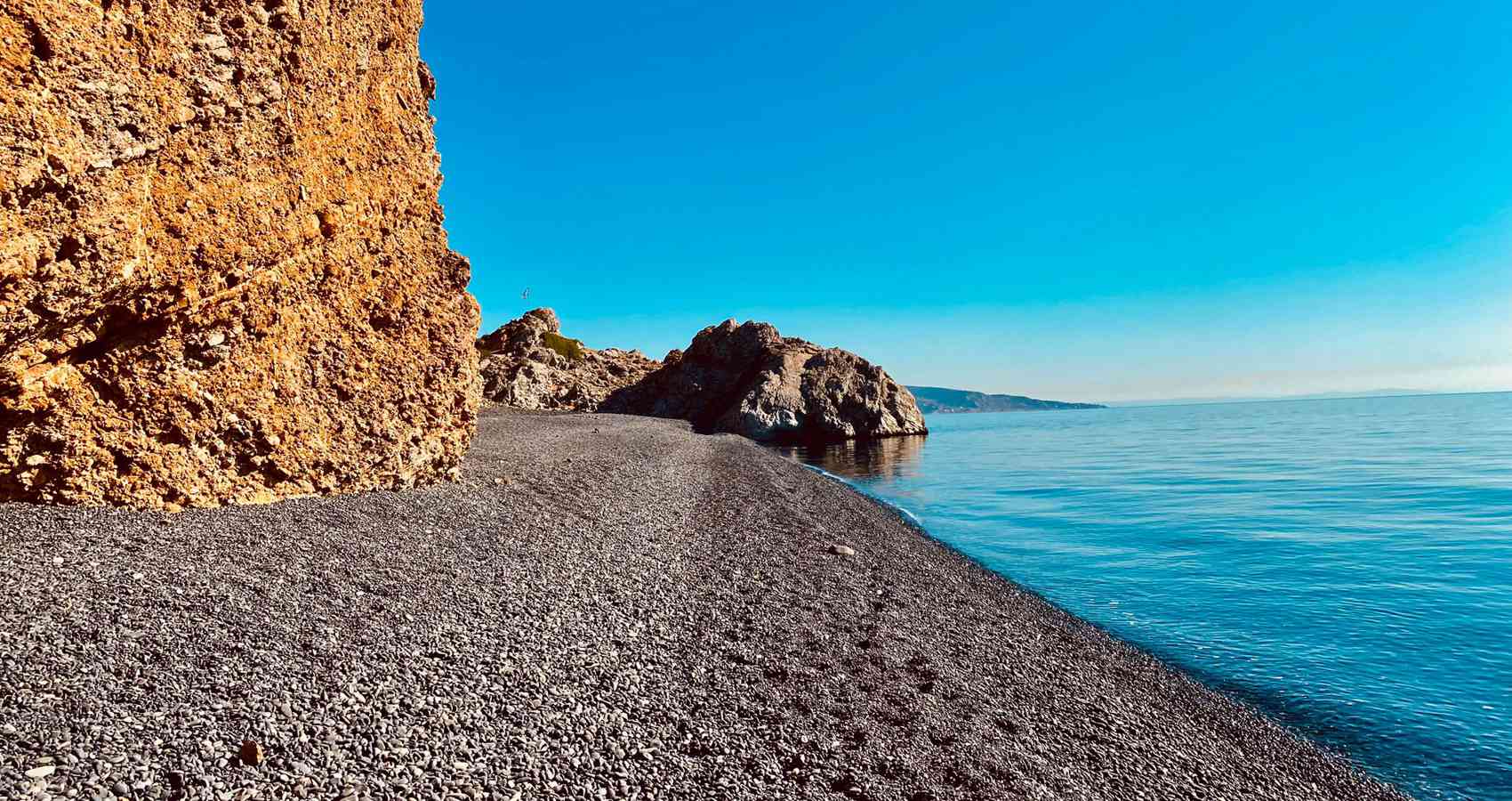 Surfeando con Carlotas, poetry by Francisco B. Cabrera at Spillwords.com